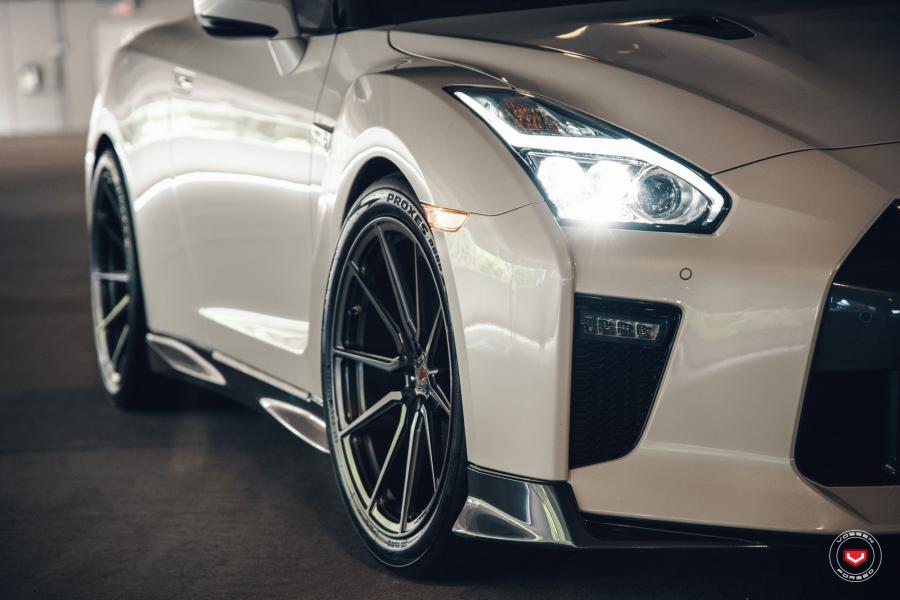 Детали экстерьера Nissan GT-R on Vossen Wheels (M-X2) 2019 года  (фото 5 из 26)